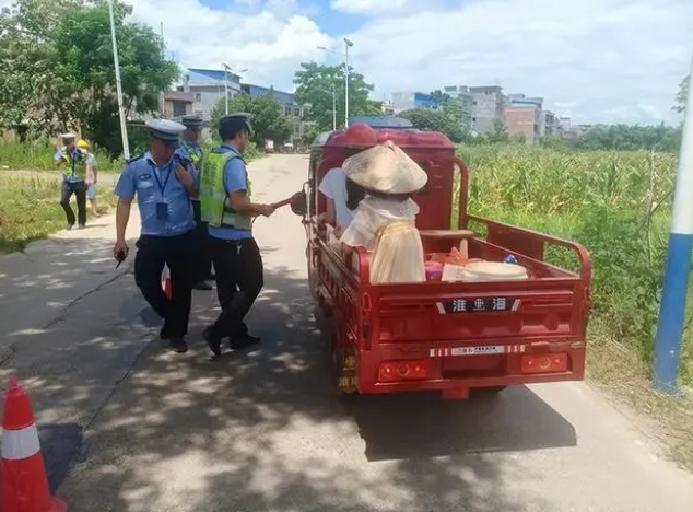 危險(xiǎn)！飲酒、無(wú)證還違法載人，道縣交警緊急叫停