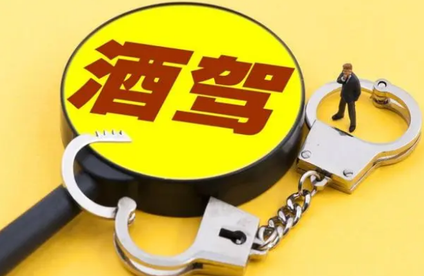 酒駕讓無(wú)駕照的女友來(lái)頂包……鄭州交警：罰！