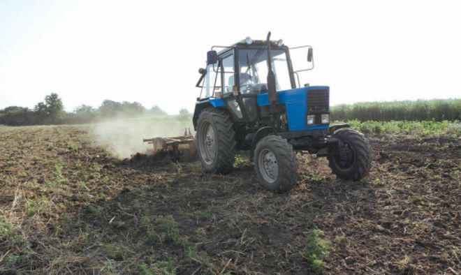 男子在自家農(nóng)田中酒駕，被吊銷執(zhí)照罰款2000，男子不服告上法庭！